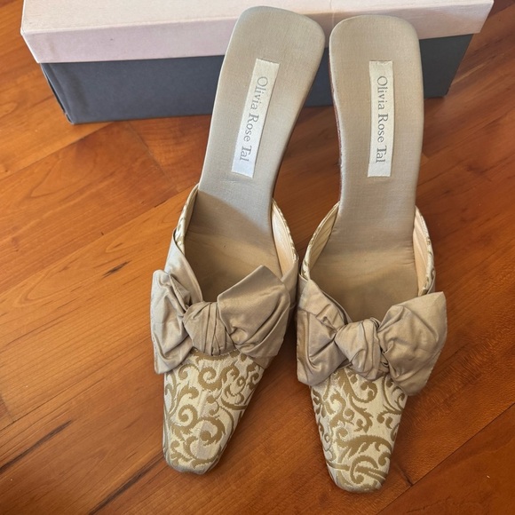 Olivia Rose Tal Silk taffeta bow mules brocade sz 9 women’s gold & Champagne - Picture 3 of 8